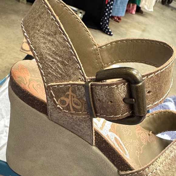 NIB OTBT Metallic Gold Wedge Sandals - Picture 2 of 7
